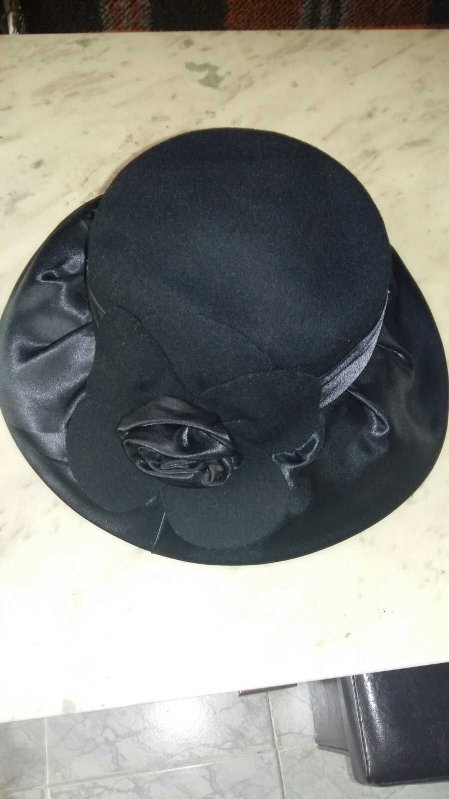 Нова черна шапка дамска от естествени материи