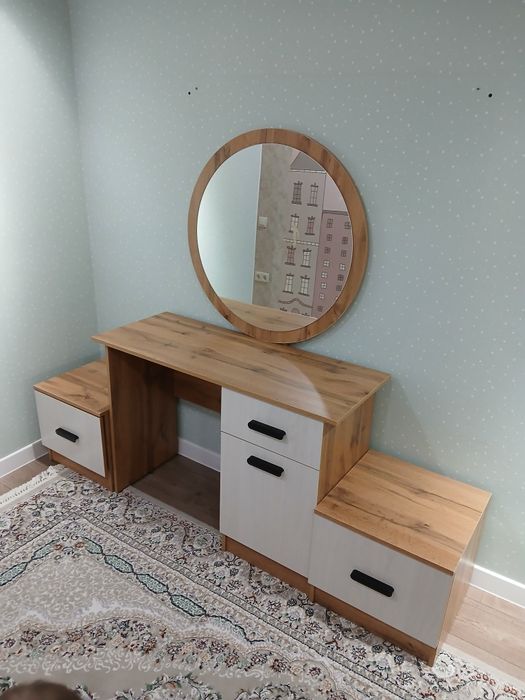 Стол-комод с зеркалом, с двумя тумбочками