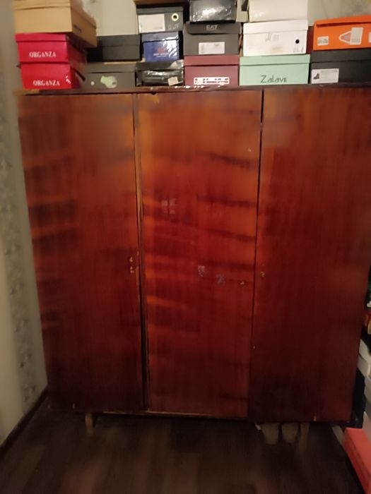 трёх дверный шкаф