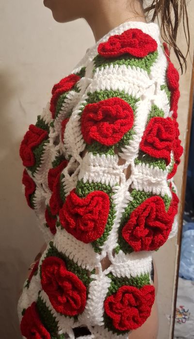 Pulover tricotat manual model DEOSEBIT  cu flori rosii