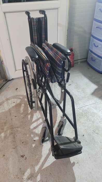 Vând scaun cu rotile