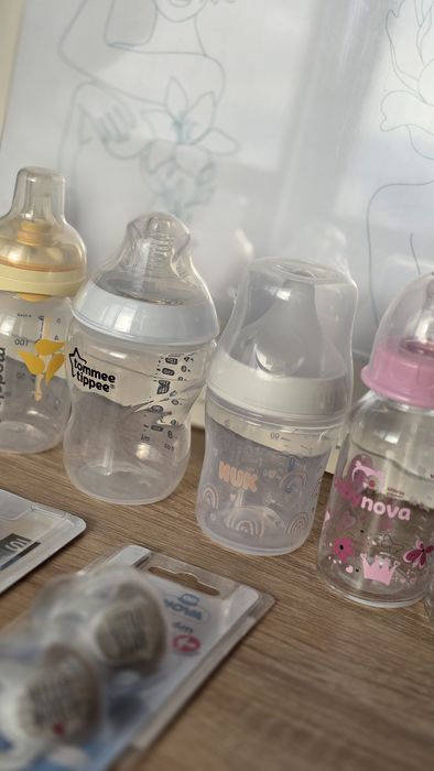 Vând 6 biberoane si 3 suzete noi