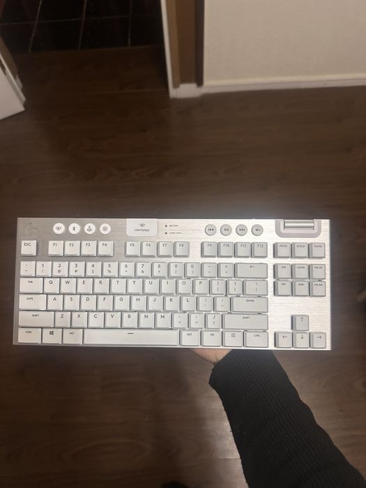 Продам беспроводную клавиатуру Logitech G913 TKL