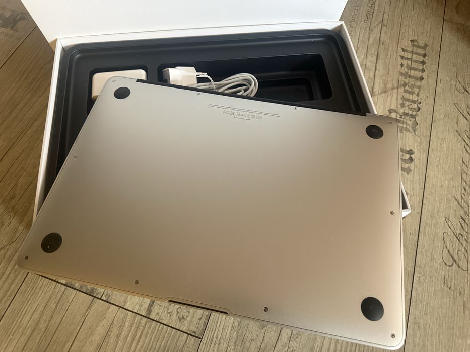 Продавам MACBOOK AIR 13