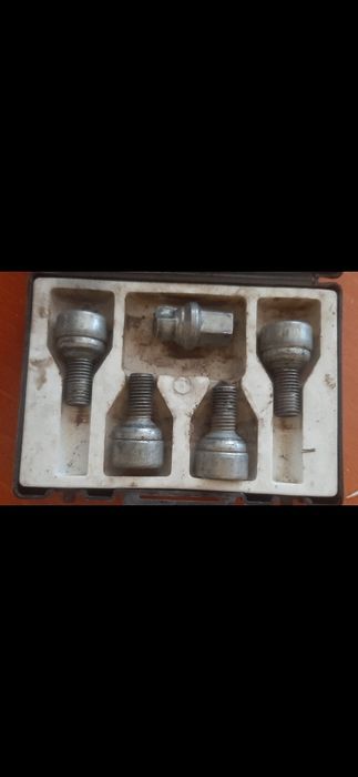 Секретни болтове за WV и Мерцедес