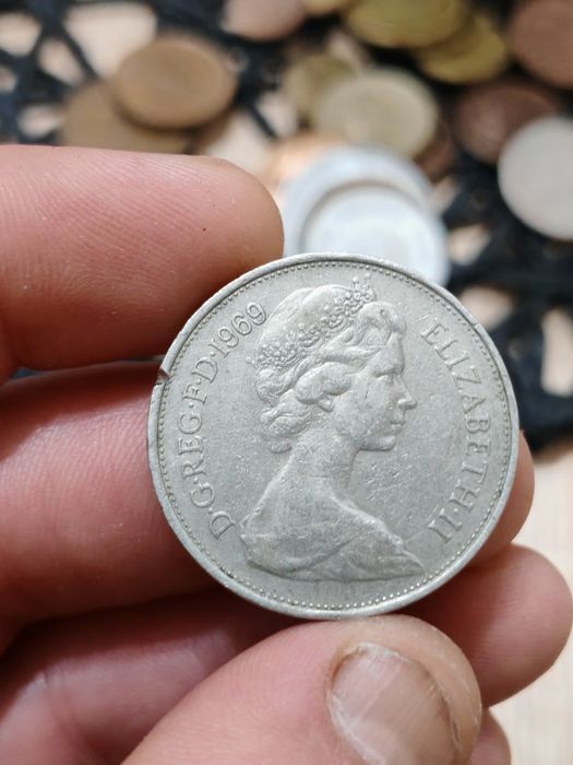 Продавам група от 8 броя стари монети с лика на Кралица Елизабет II. О