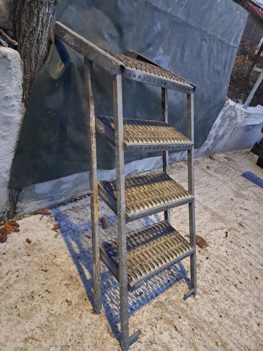 Малка стълба згаваема поцинкована от товарен бус  фургон