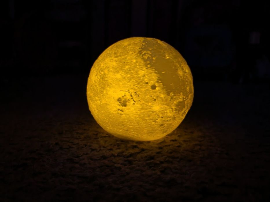 Lampa de noapte Luna, model realist