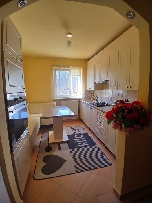 Închiriez apartament cu 2 camere