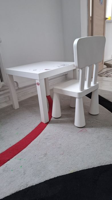 детский стол IKEA MAMMUT белого цвета.