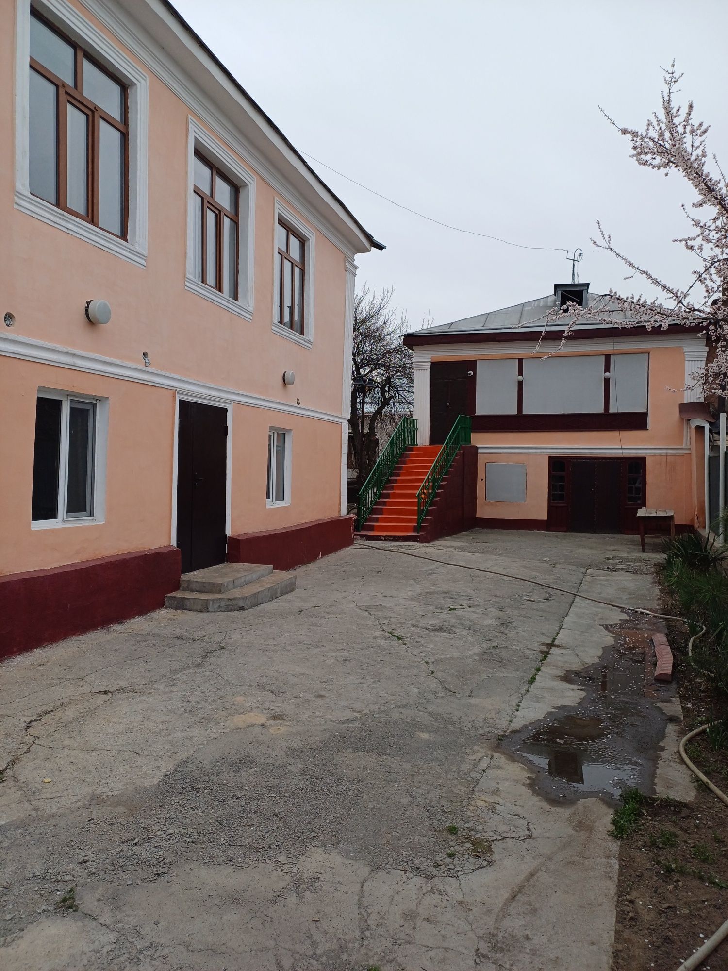 Продаётся 2 дома на одном участке.