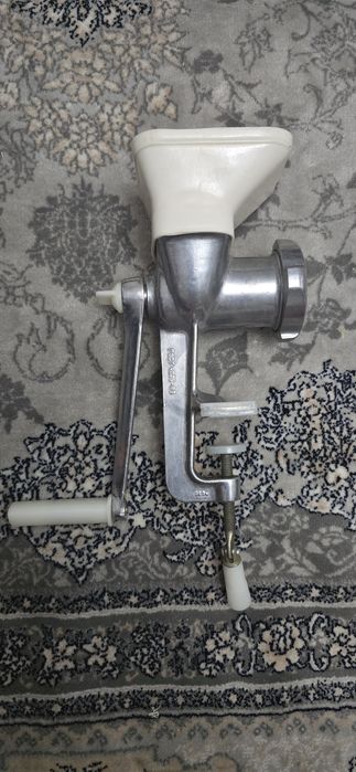 Мясорубка почти новая