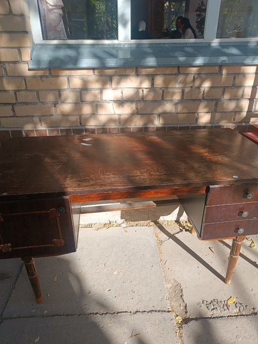 Стол большой,крепкий