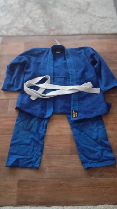 Продам кимоно детский, в хорошем состоянии.