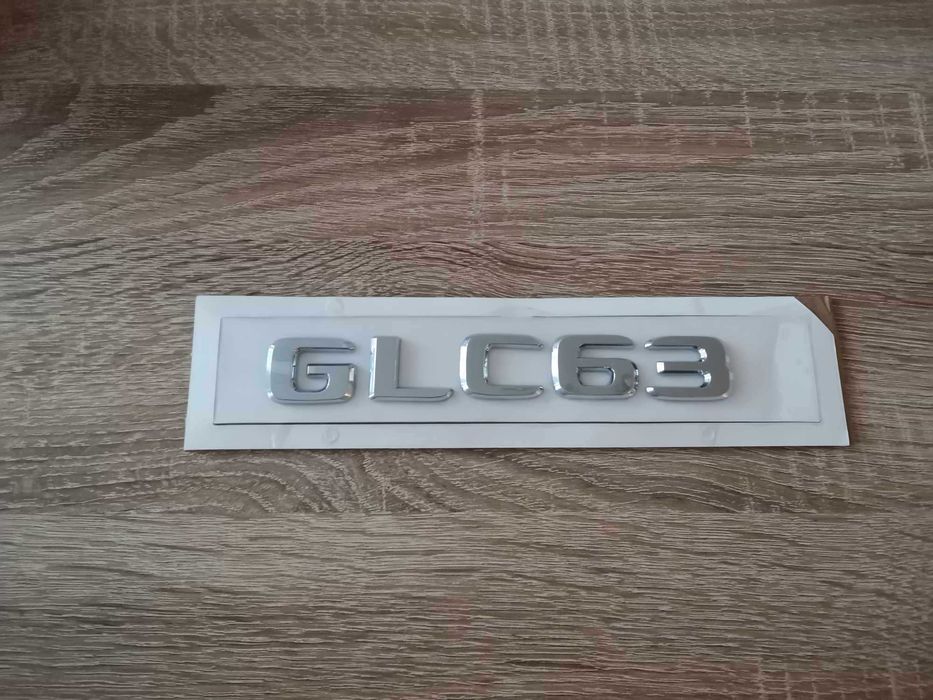 сребрист надпис Mercedes Benz GLC 63
