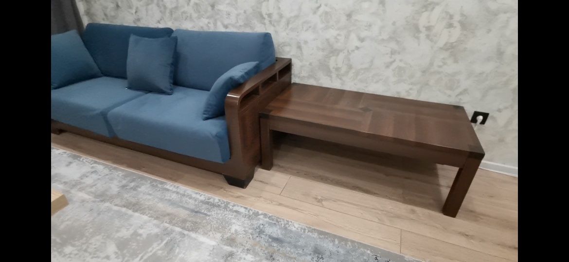 Диван со столиком