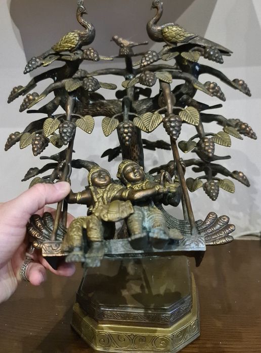 Statuie Radha Krishna alamă leagănându-se sub un copac împodobit