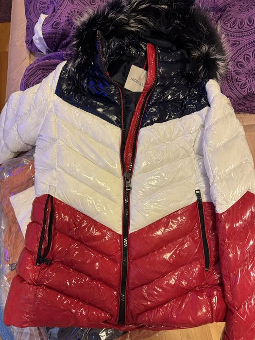 Яке Moncler запазено