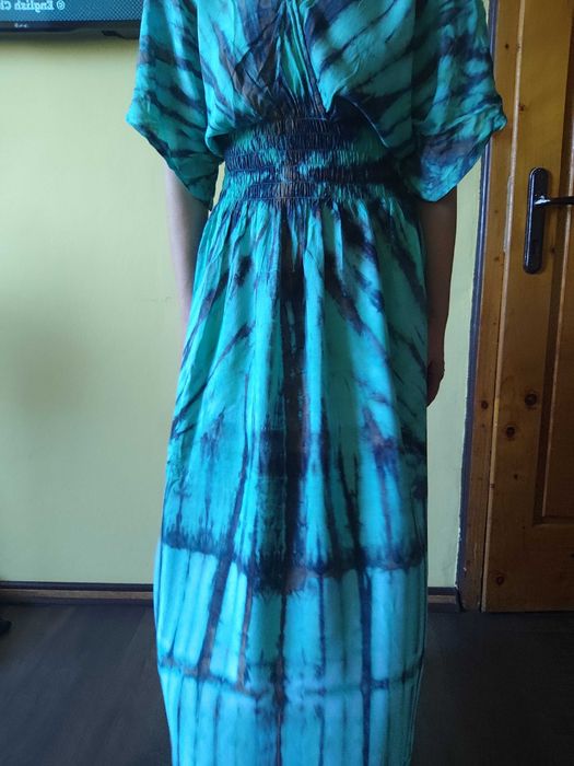 Дълга зелена дамска рокля с прилеп ръкав