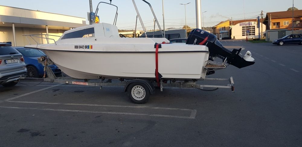 Barca cu motor semicabinata