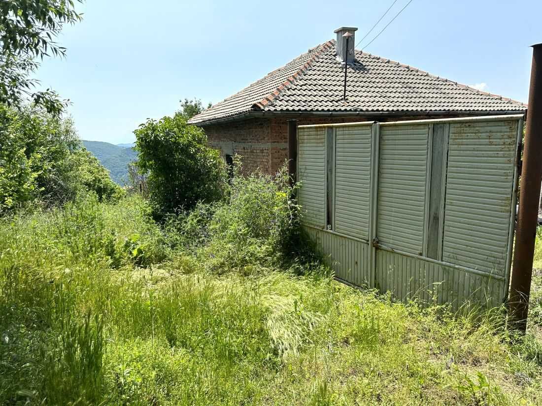 Голям парцел с къща и селскостопанска постройка в село Кремен