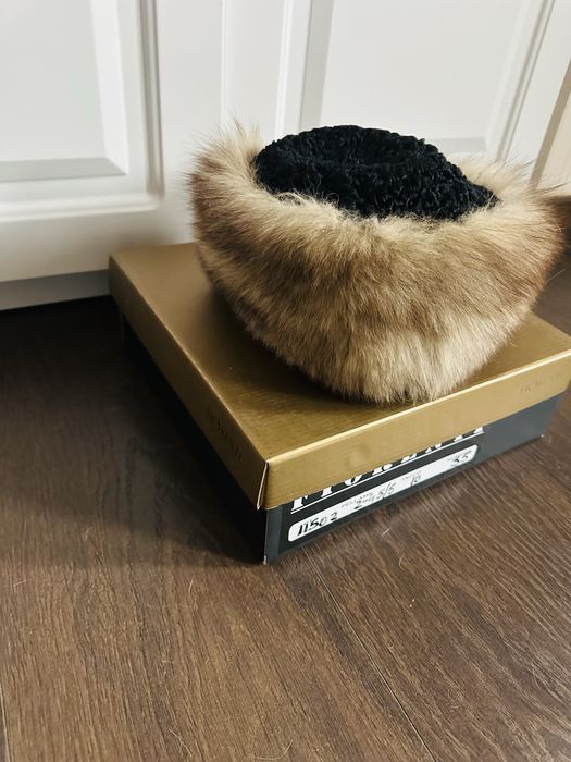 Caciula eleganta , de dama din astrahan si blana naturala