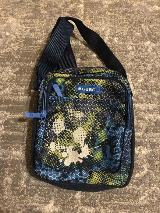 Чантичка през рамо с футболна топка