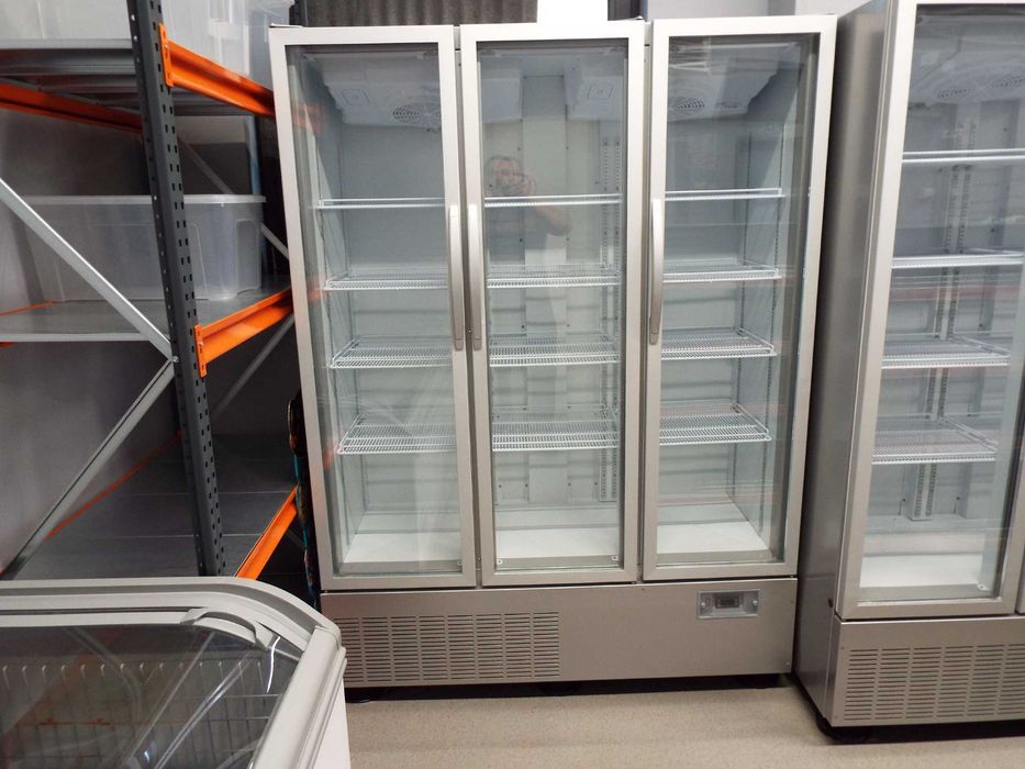 vand vitrina frigorifica noua 3 usi 1,5ml expunere,culoare gri 7500lei