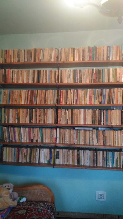 Vând colectie apreciata de carti(50-60anivechime) din toate domeniile!