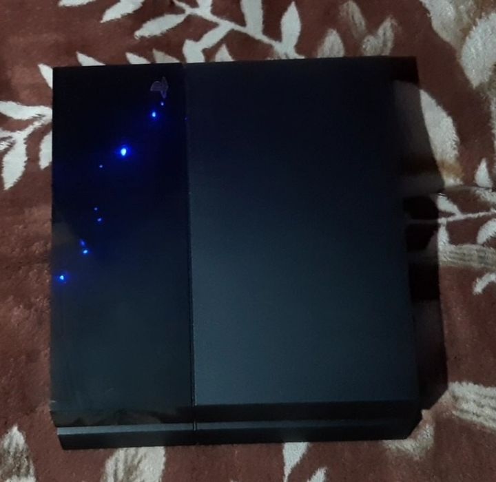 Vând consolă ps4 fat în stare bună PlayStation 4