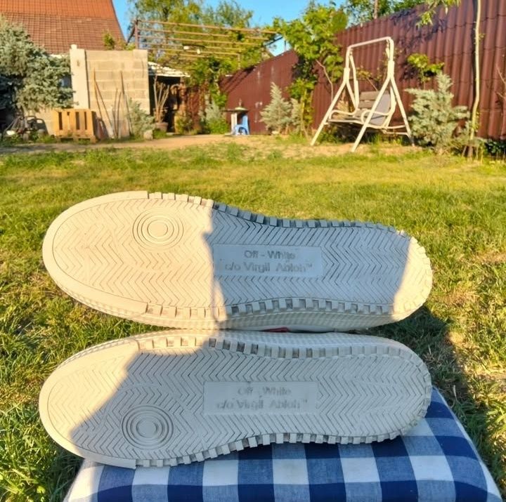 Vând adidași off-white