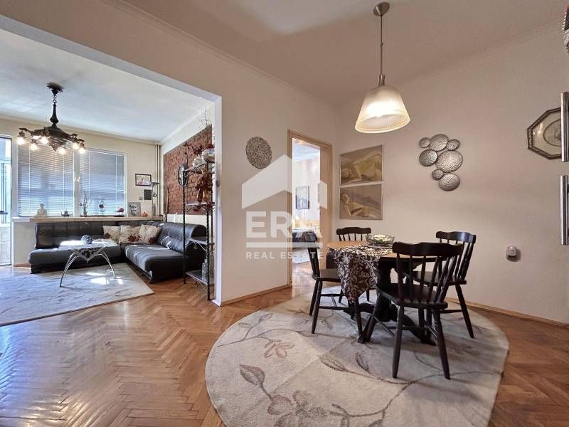 Дава се под наем Тристаен апартамент в София, Център - 70 кв.м за 700 € - Снимка #1