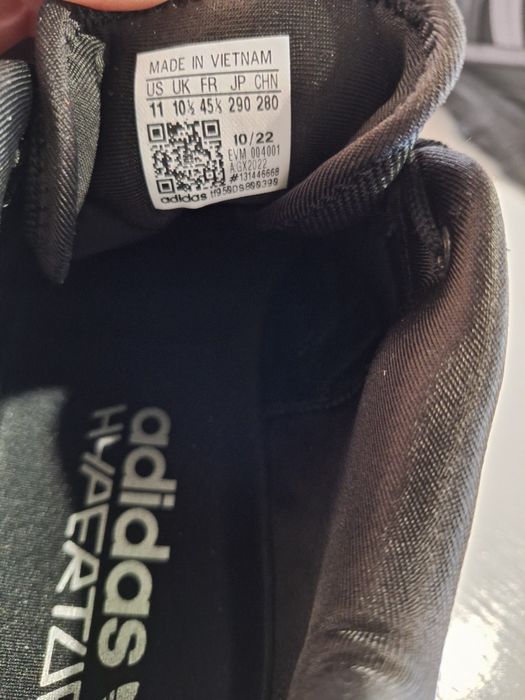 Adidași noi cu eticheta