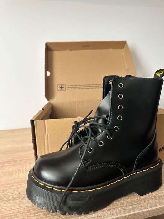 Dr Martens noi cu etchetă