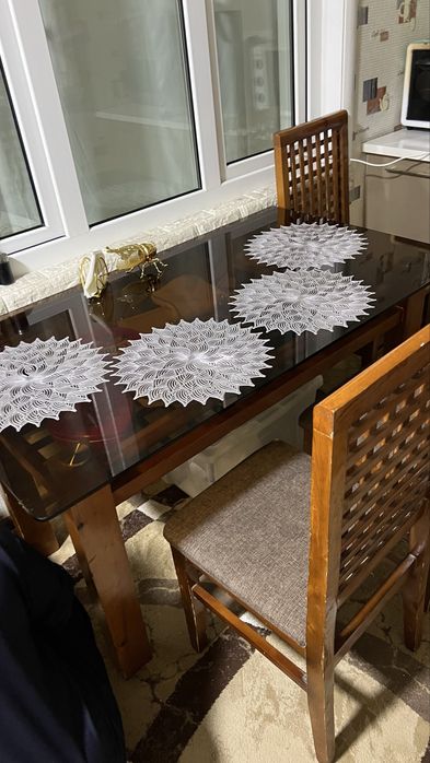 Продаётся стол и 4 стула для кухни