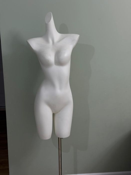Маникен женский в хорошем состояний
