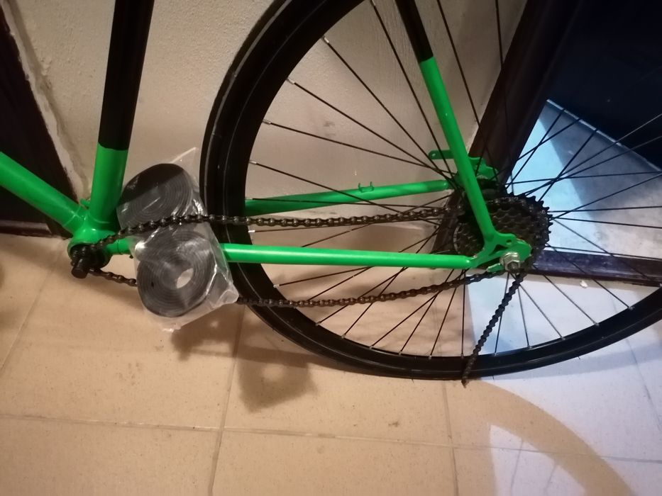 Bicicleta cursiera în restaurare, cu multe piese///ofer transport