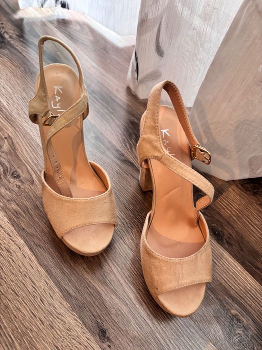 Обувки чисто нови