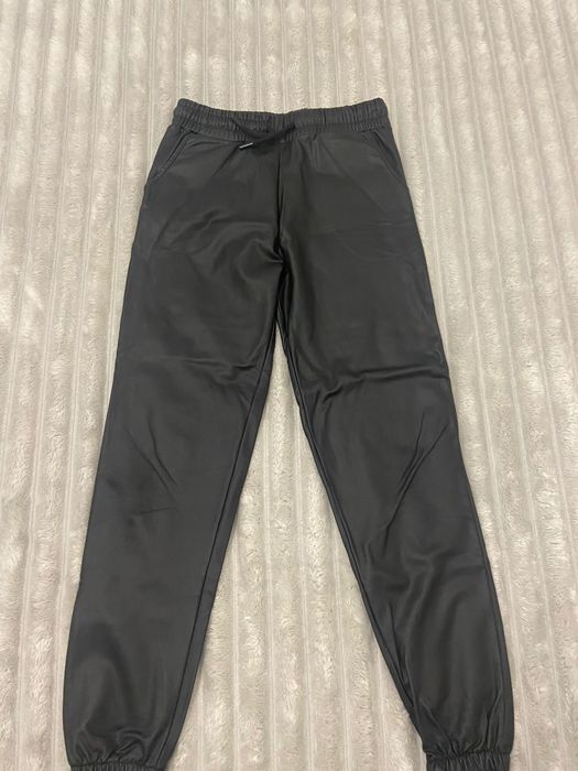 Нови кожени панталони и блузи