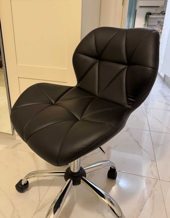 Козметичен стол/ Подходящ е за татуисти, маникюристи и козметолози.