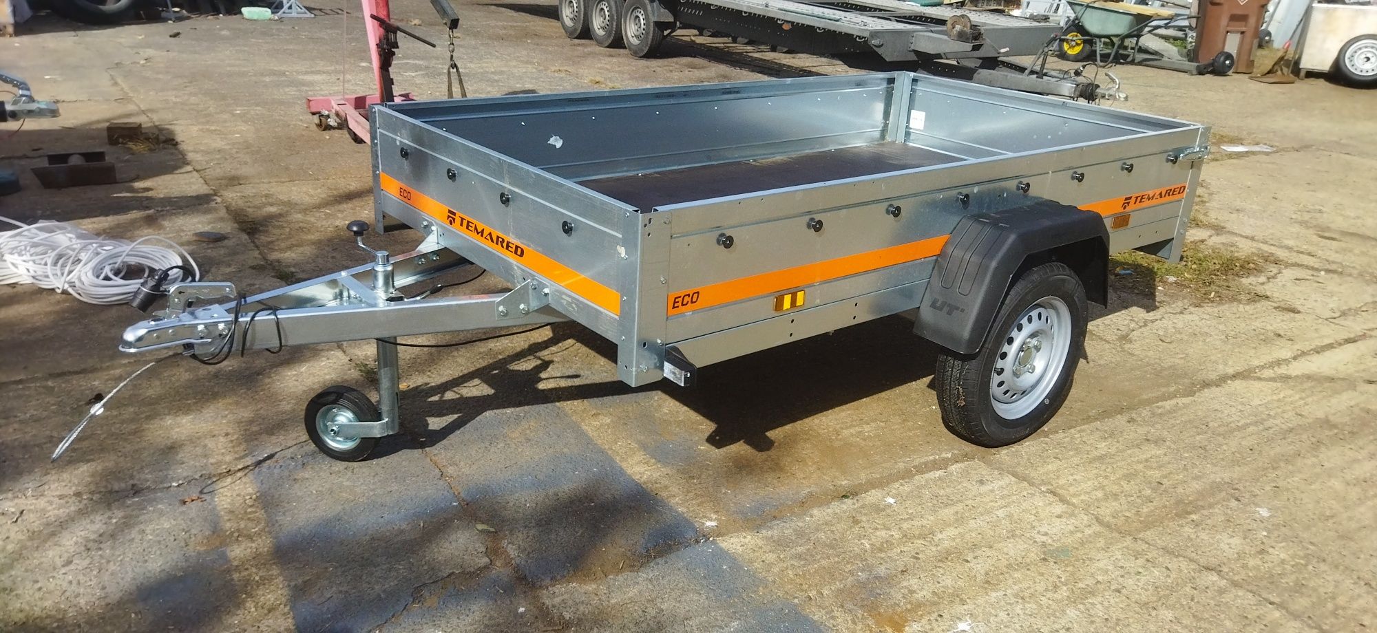 remorca 750 kg 2.3 x 1.25 x 0.3 m