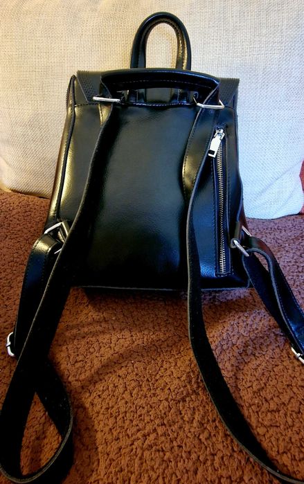 Дамска , черна , раница естествена кожа , с декоративни ципове.