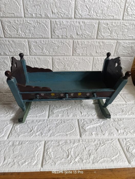 Vintage ръчно рисувана дървена люлка за кукли