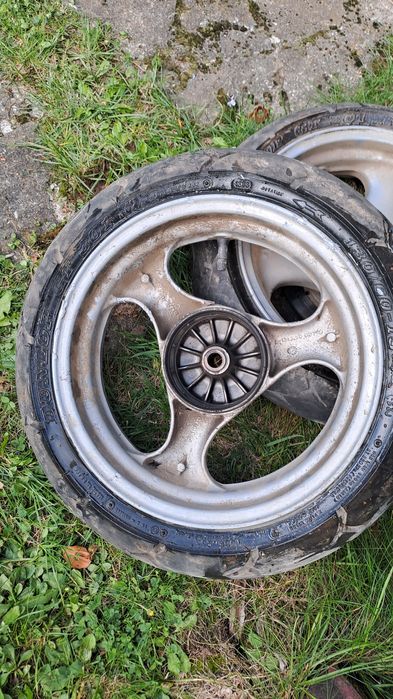 Roti scuter în stare bună sunt umflate tine presiunea