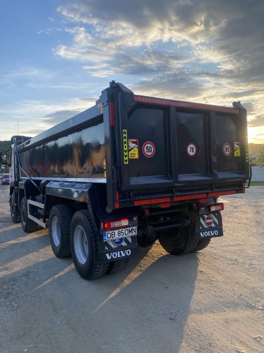 Vand/schimb Cu autoturism ,Autobasculanta Volvo 8x4 Volan dreapta