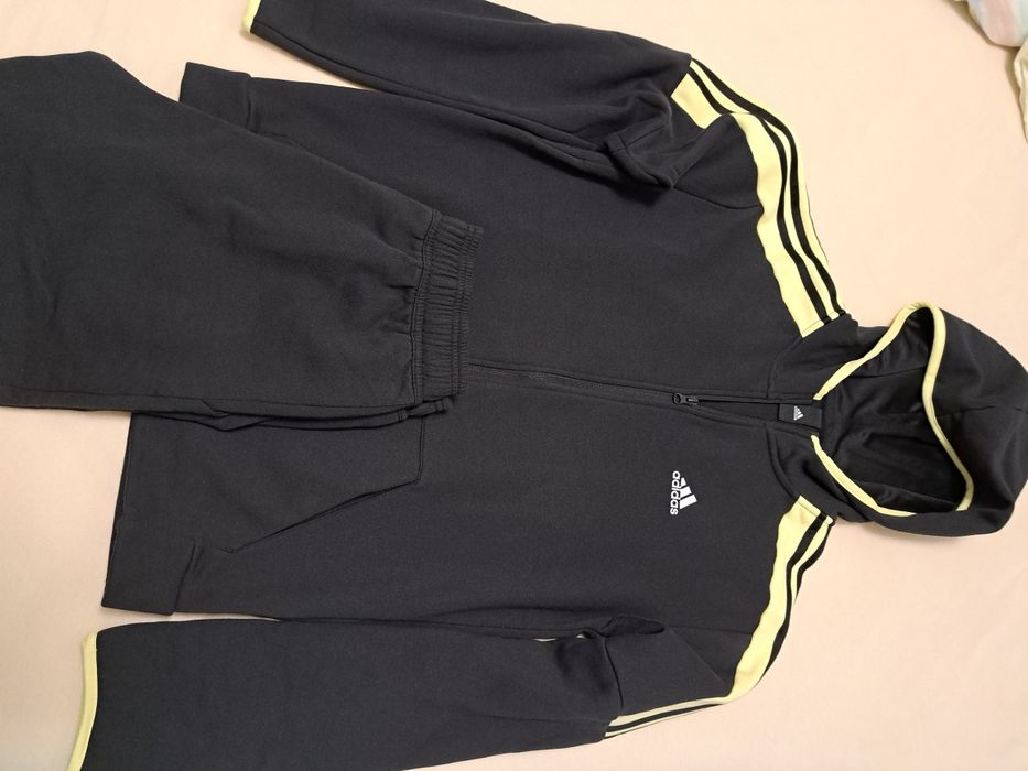 Trening adidas Performance 
Material: 70% Bumbac, 30% Poliester.
Mărim