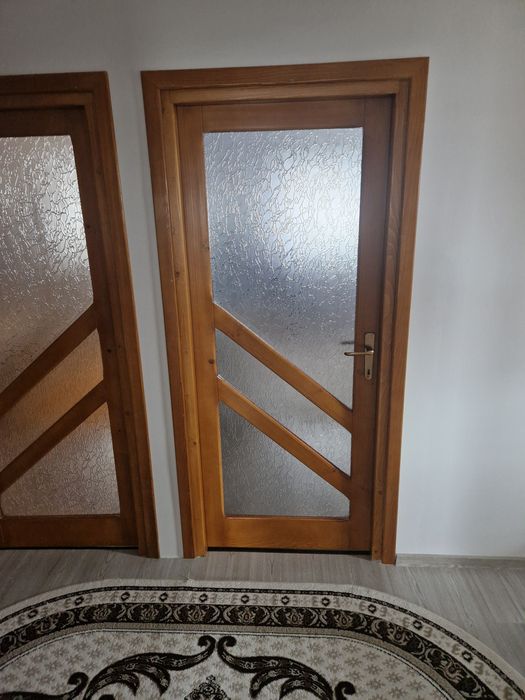 Vând usa lemn masiv pentru baie