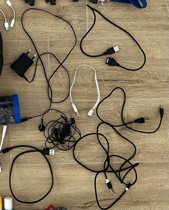 Incarcator, cabluri si casti de telefon