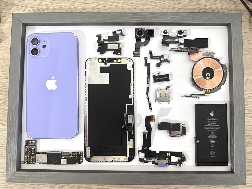 Уникатна картина от части на iPhone 12 – ръчна изработка, лилав цвят