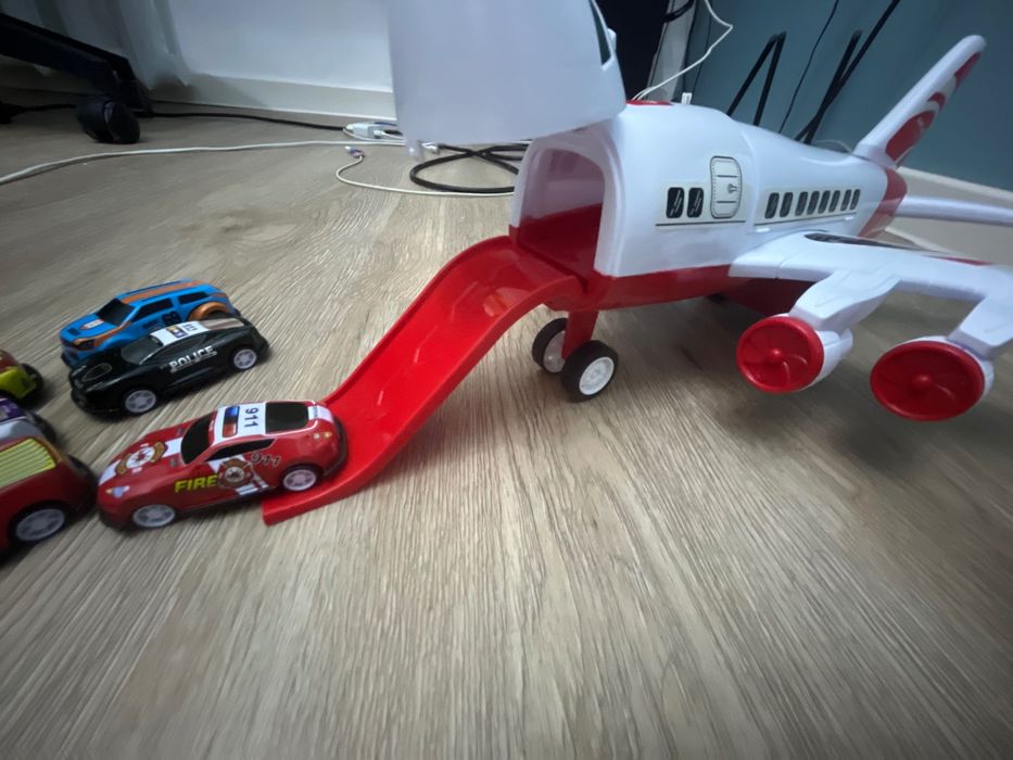 Детский самолет с 6 машинами